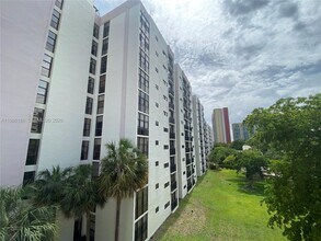 Building Photo - 16919 N Bay Rd