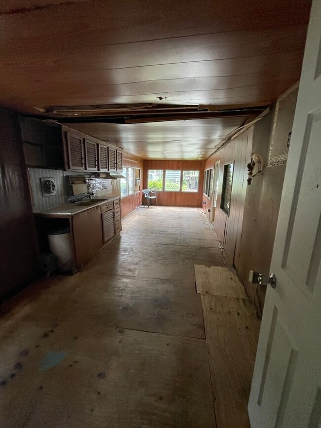 Building Photo - Handyman Special - Mobile Home for Lease o...