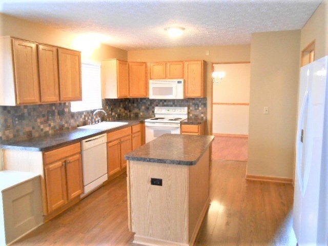 Foto del edificio - 3626 Brook Spring Dr