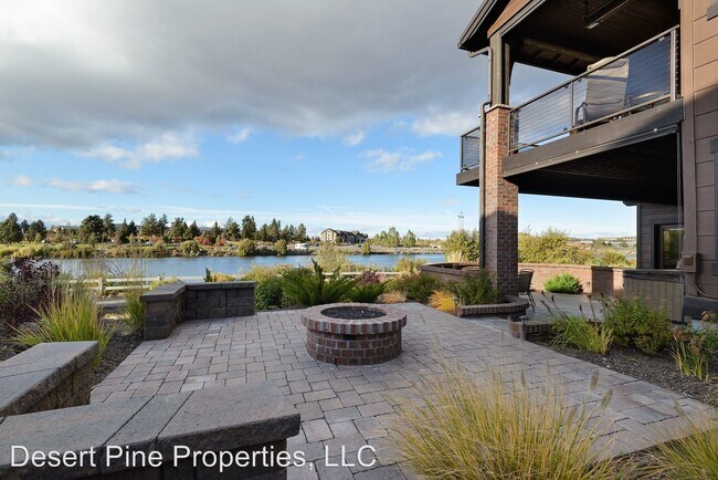 Foto del edificio - 3 br, 3.5 bath House - 909 SW Theater Dr