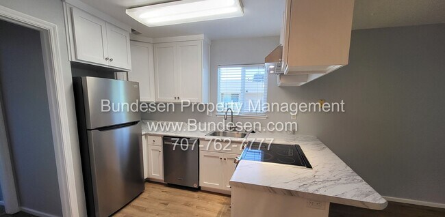 Foto del edificio - Freshly Renovated ~300 Stony Point Road,  ...