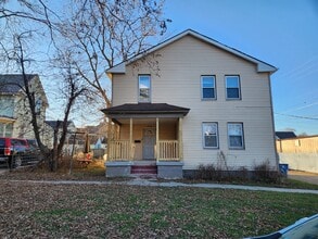 Building Photo - 714 27th St