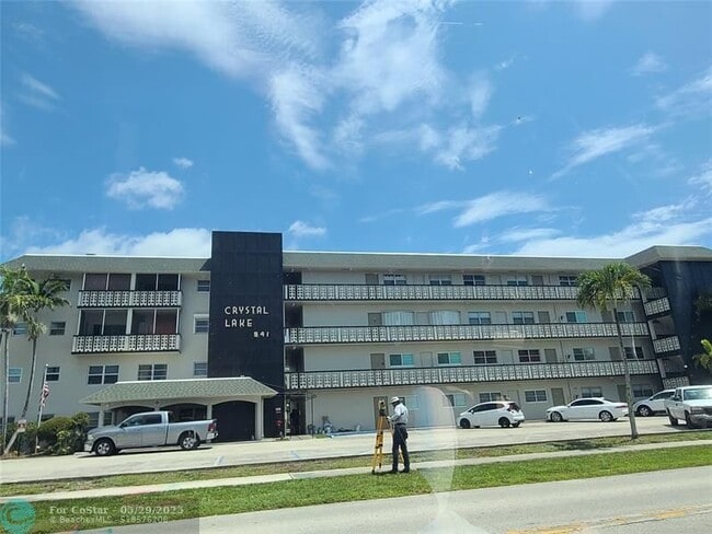 Building Photo - 941 Crystal Lake Dr