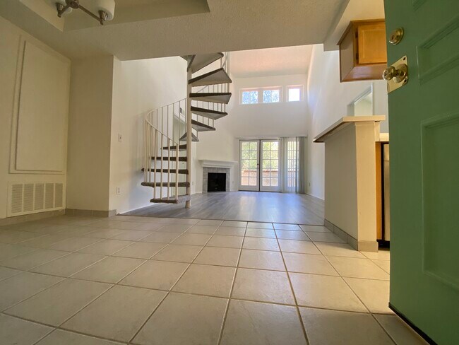 2 habitaciones, 2 baños y loft - 1125 pies cuadrados - comedor y sala de estar - A & J Investments