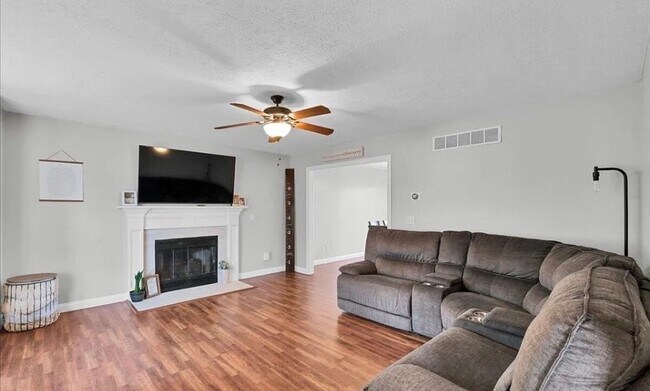 Foto del edificio - **For Keys in Hand ASAP - Inquire Within for Details**