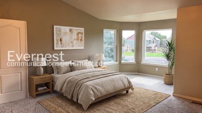 Building Photo - 5 Bed/4 Bath Home with Fenced Yard & Garage / Available Now!