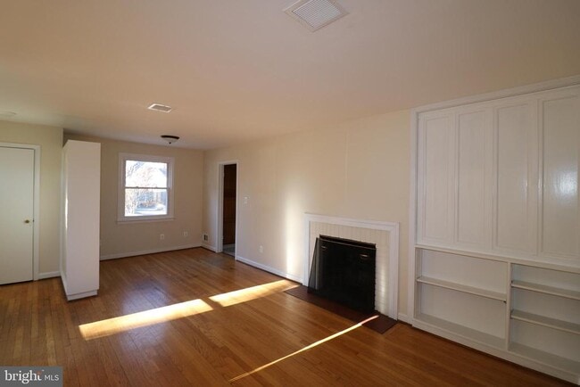 Foto del edificio - 4325 Maple Ave
