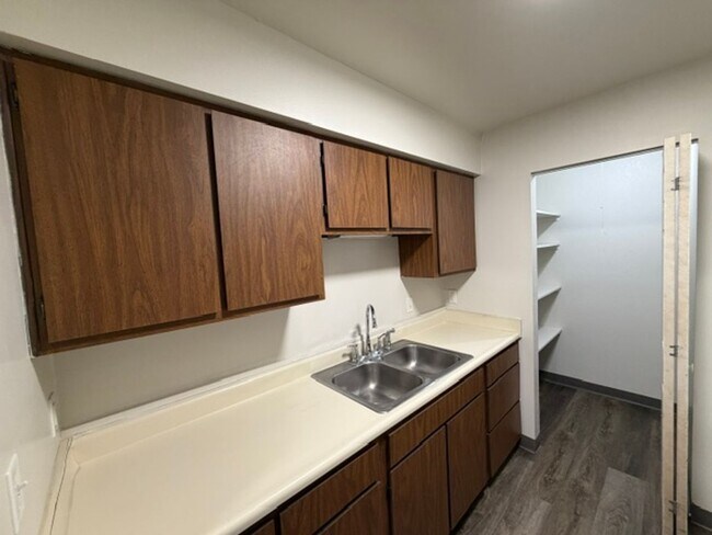 Foto del edificio - MOVE-IN Ready - 2 bedroom, One Bath - Top Floor with Private balcony and Central A/C!