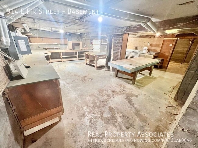 Building Photo - 914 E Fir St