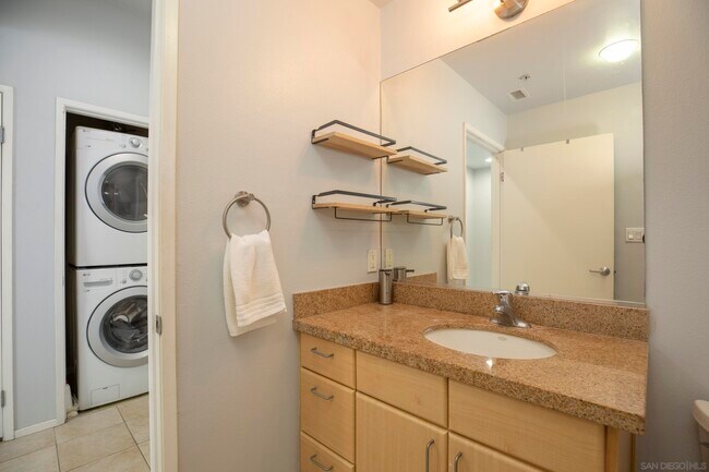 Building Photo - 445 Island Ave