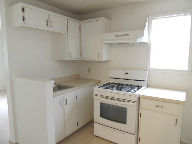 Building Photo - 300 Provines Dr