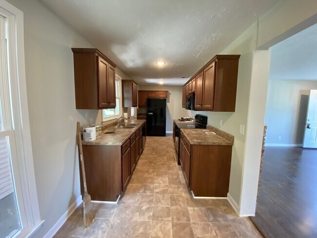 Building Photo - Awesome 4 or 5 Bedroom with 1.5 bath