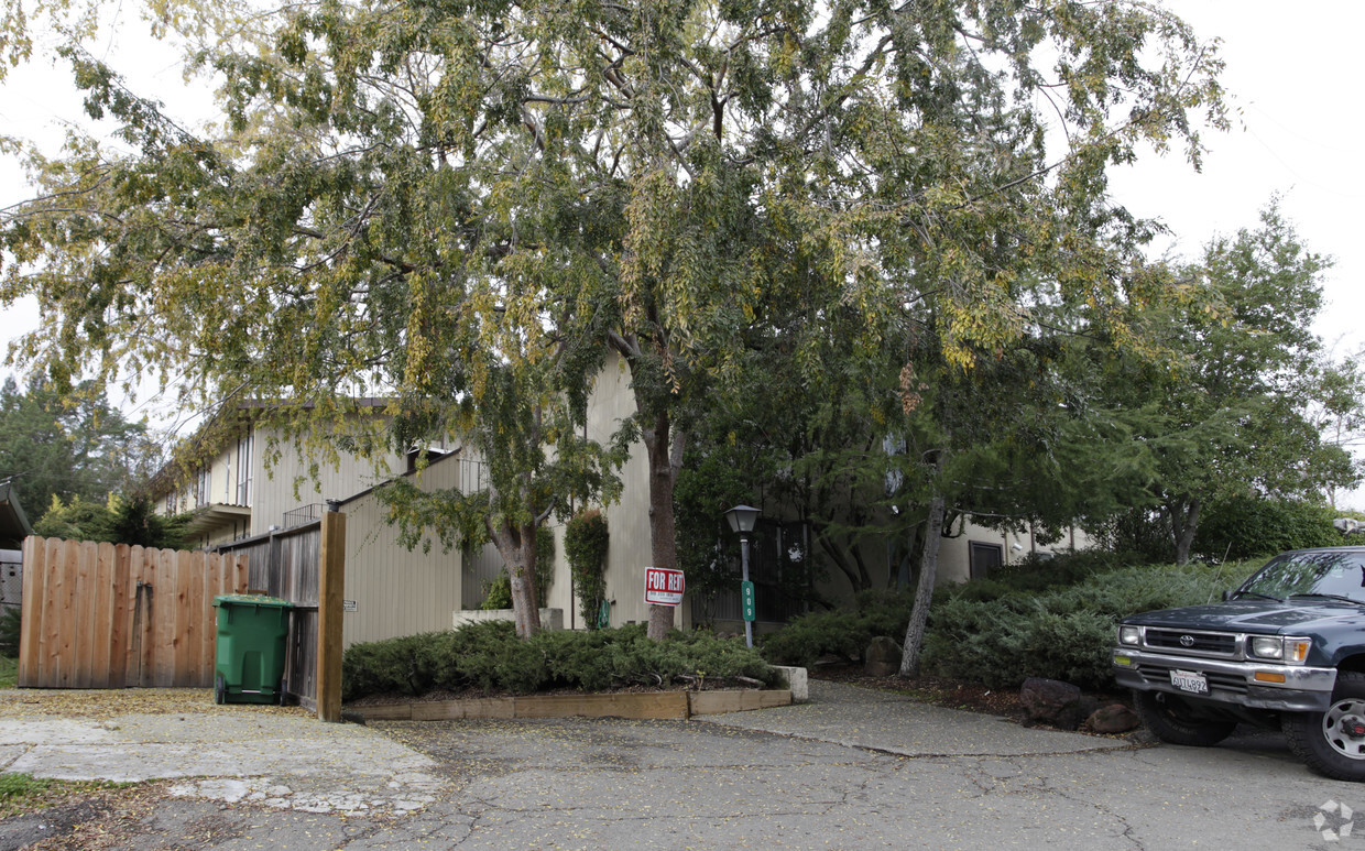 Primary Photo - 909 East St