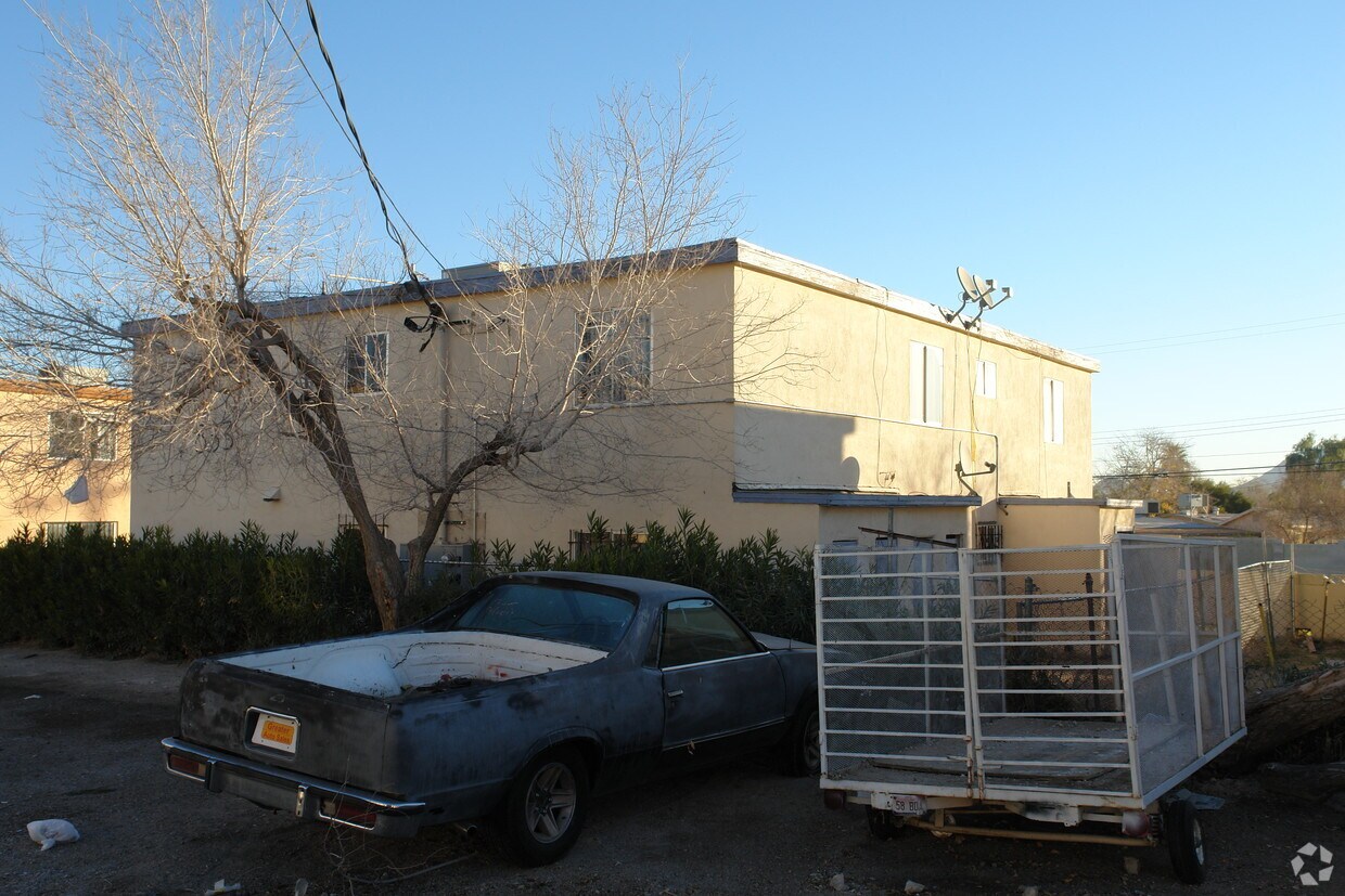 Building Photo - 833 Bruce St