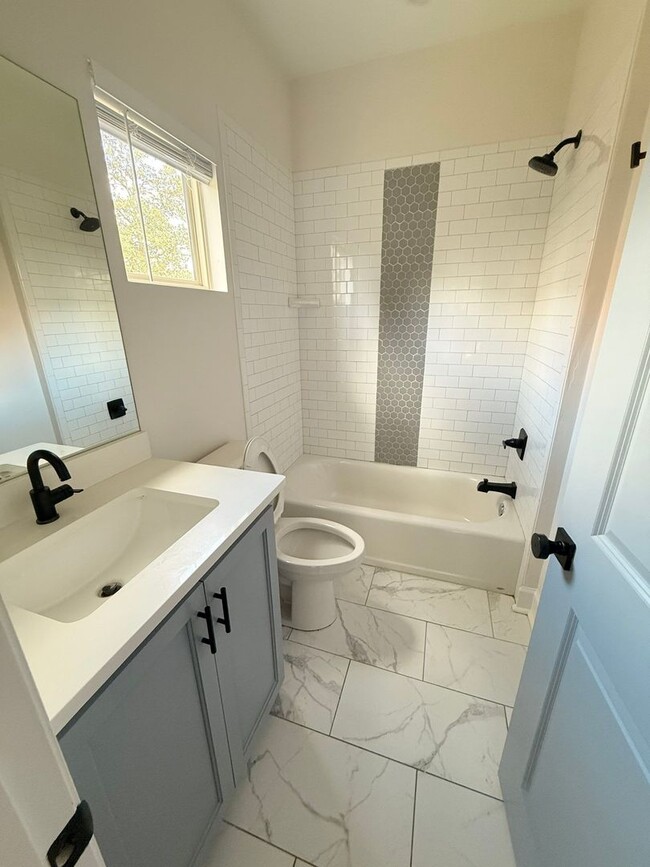 Foto del edificio - 1323 N Bronough St