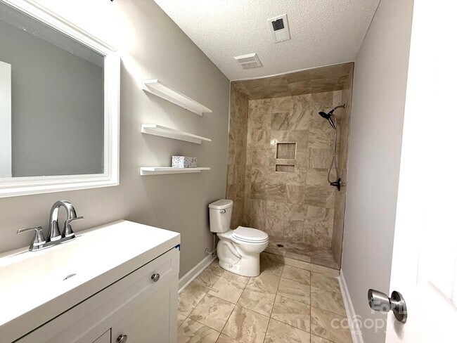 Foto del edificio - 5316 Fernhill Dr