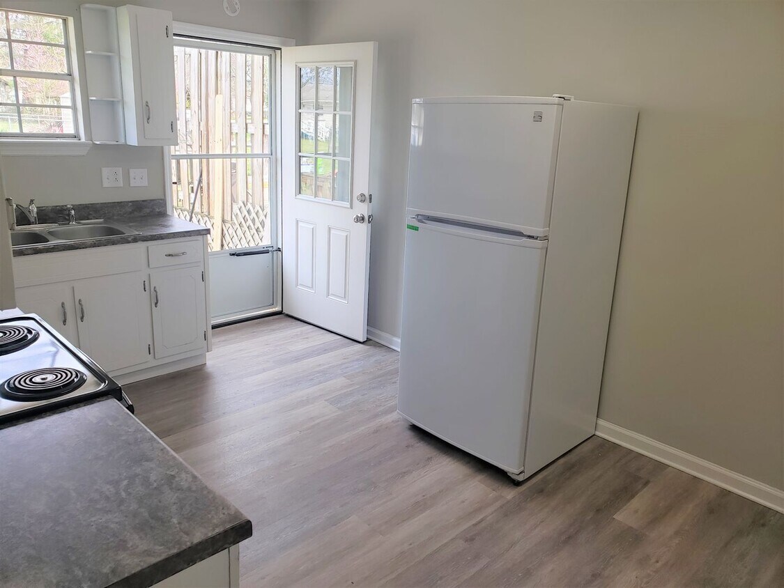 Building Photo - 2 Bedroom Duplex with Private Garage