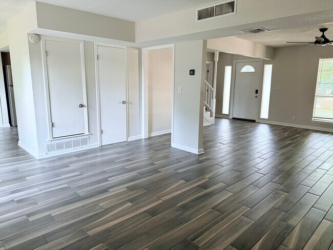 Foto del edificio - 6718 Cypress Lake Dr