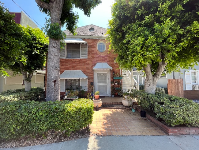 Building Photo - 300 S Oak Knoll Ave