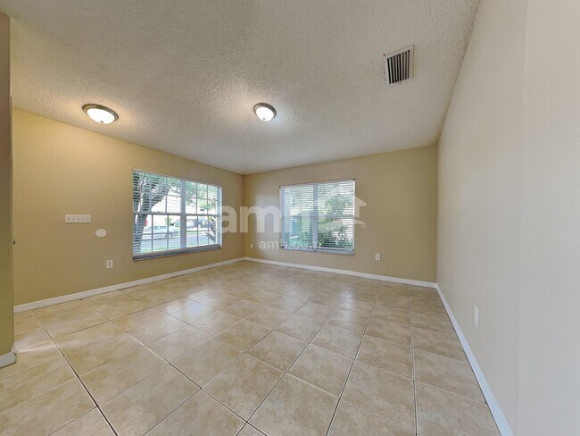 Foto del edificio - 305 Abigail Rd
