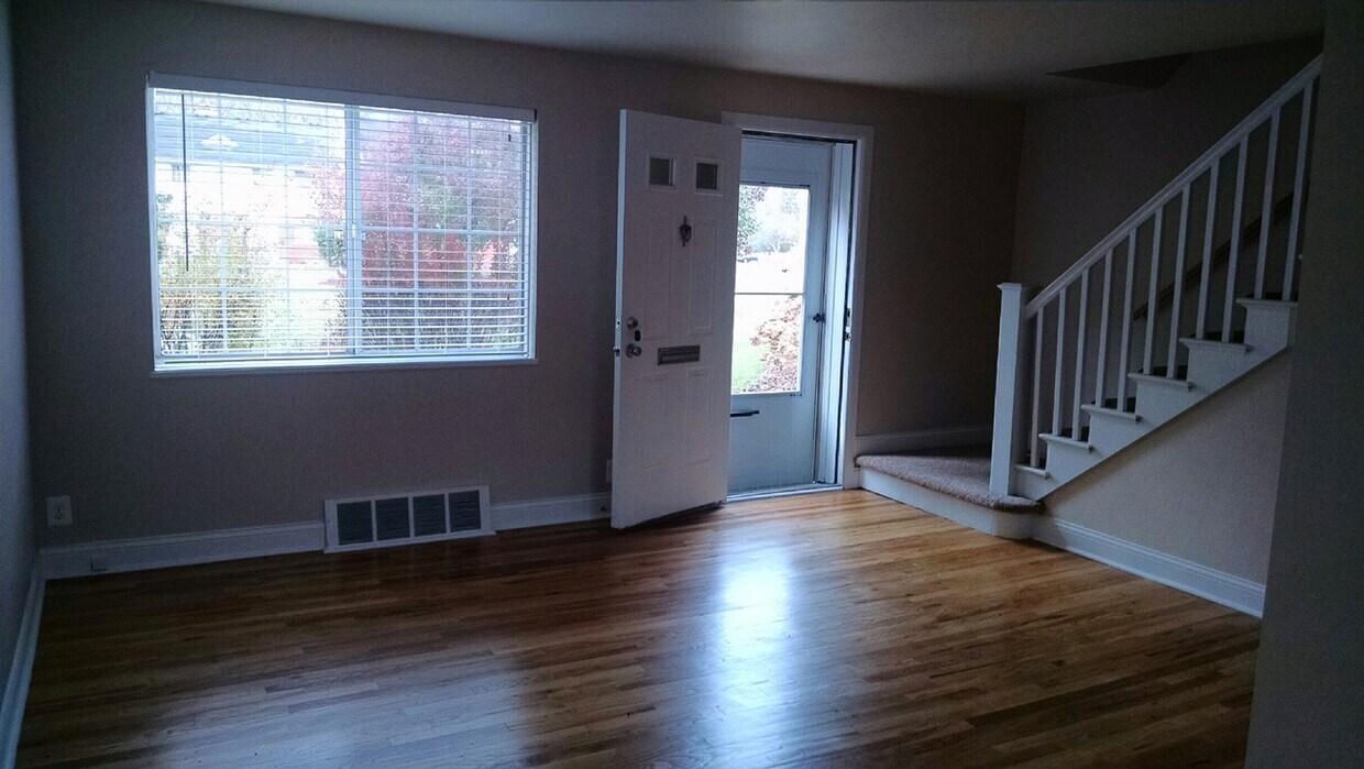 Renovated Townhouse - 755 Colonial Ct