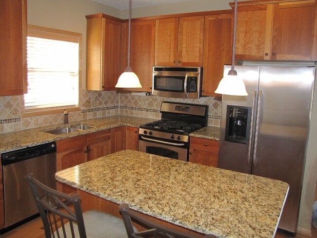 Building Photo - 3BR/2.5BA Beautiful END UNIT Townhome in Dancing Waters- Available Now!