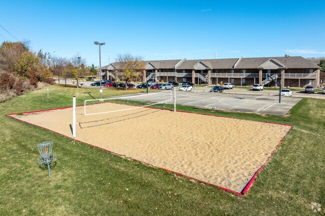 Sand Volleyball & Basketball Courts - Hillcrest Park Apartments-Student Housing
