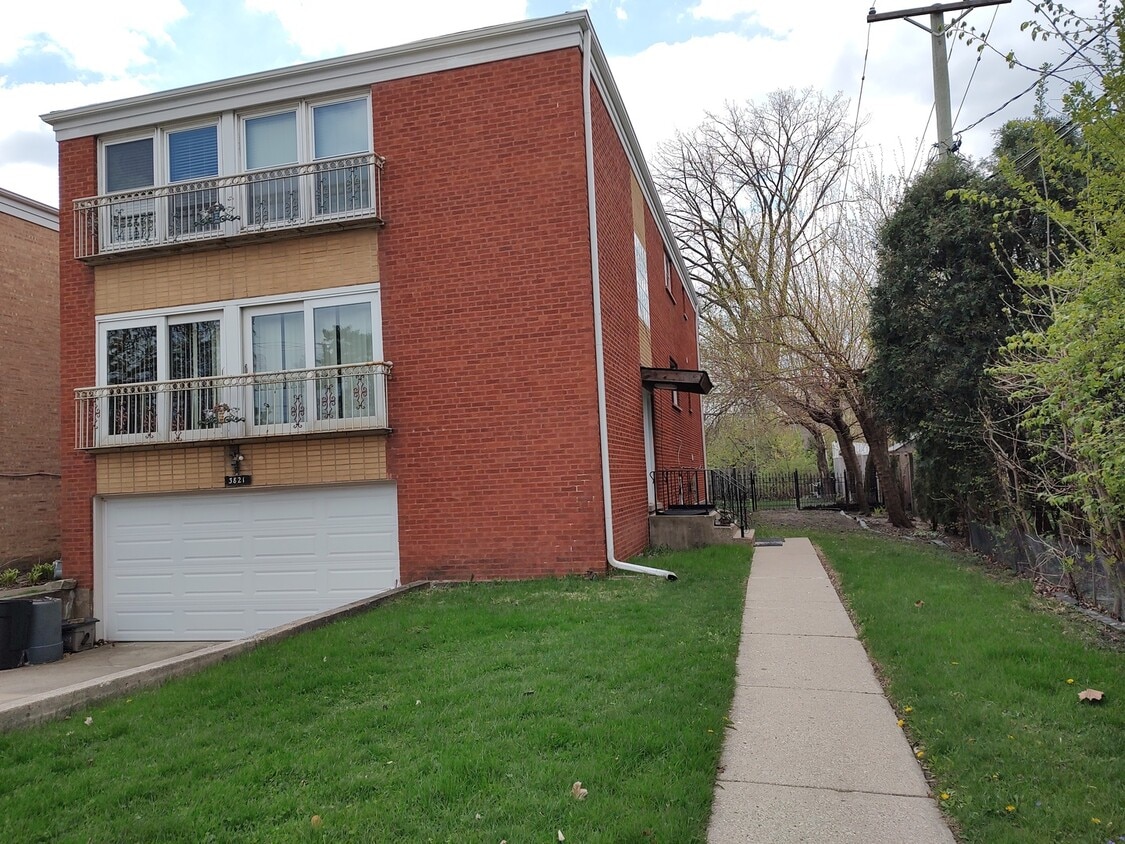 3821 Morse Ave Unit 2, Lincolnwood, IL 60712 Room for Rent in