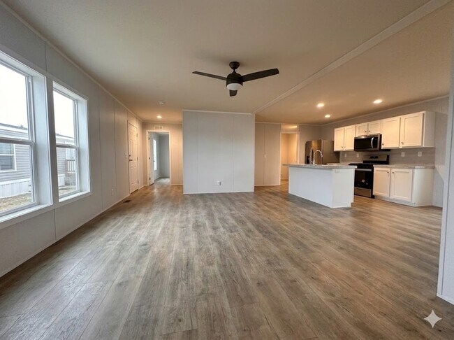 Building Photo - 30 Lapin St