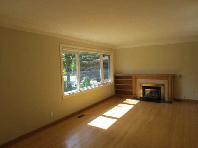 Building Photo - 387 Wharncliffe Rd N