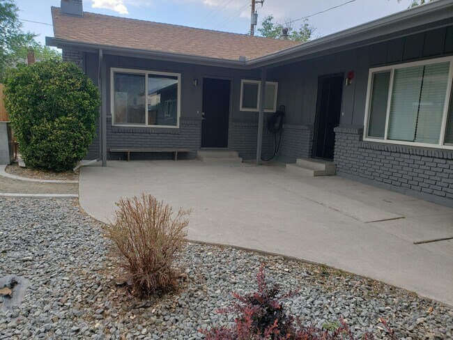 Shared courtyard and front door (left one) - 1847 Lakeside Dr