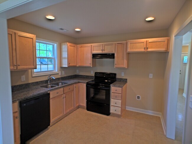Building Photo - Newer construction townhouse!