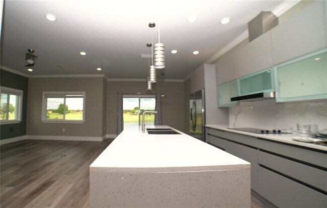 Building Photo - 2025 Greenbriar Ter
