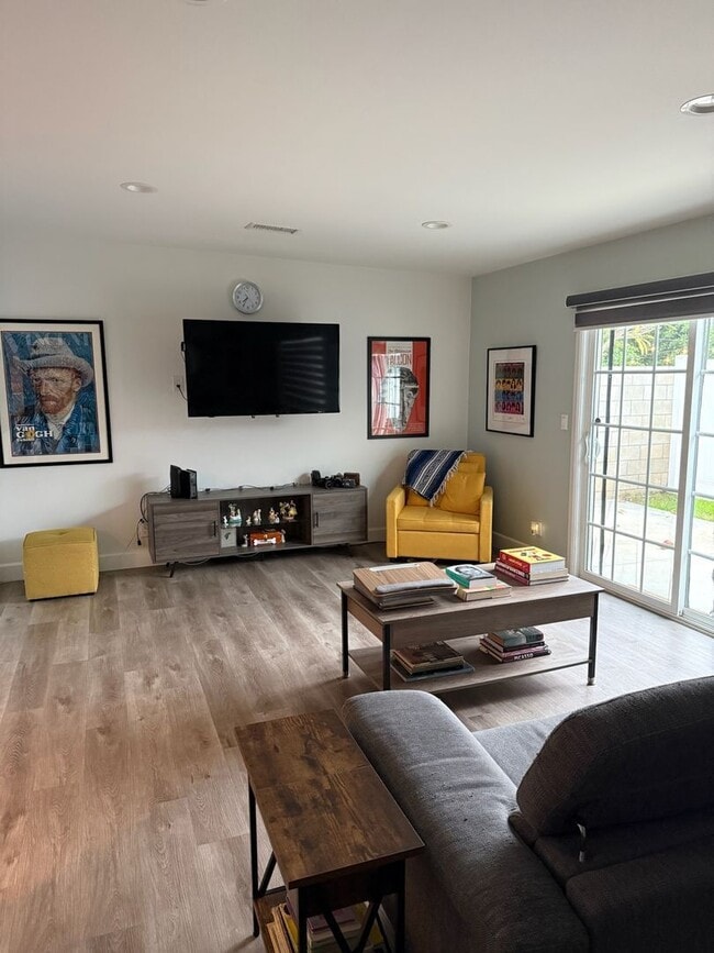 Building Photo - 814 N Waverly St