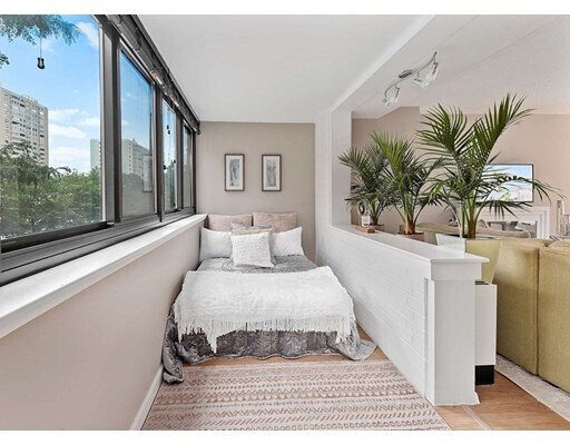 Building Photo - 2 Hawthorne Pl