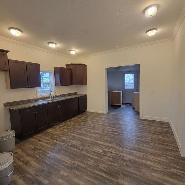 Building Photo - 621 Dunnigan St