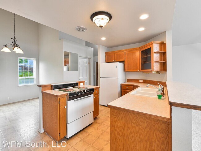 Building Photo - 2 br, 1 bath House - 9395 SE Southworth Dr