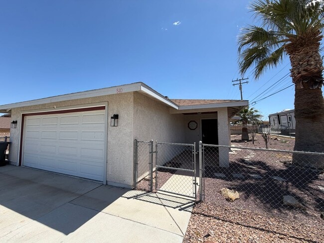 Building Photo - Beautiful 3 Bedroom 2 Bathroom House With 2 Car Garage and Fenced Yard
