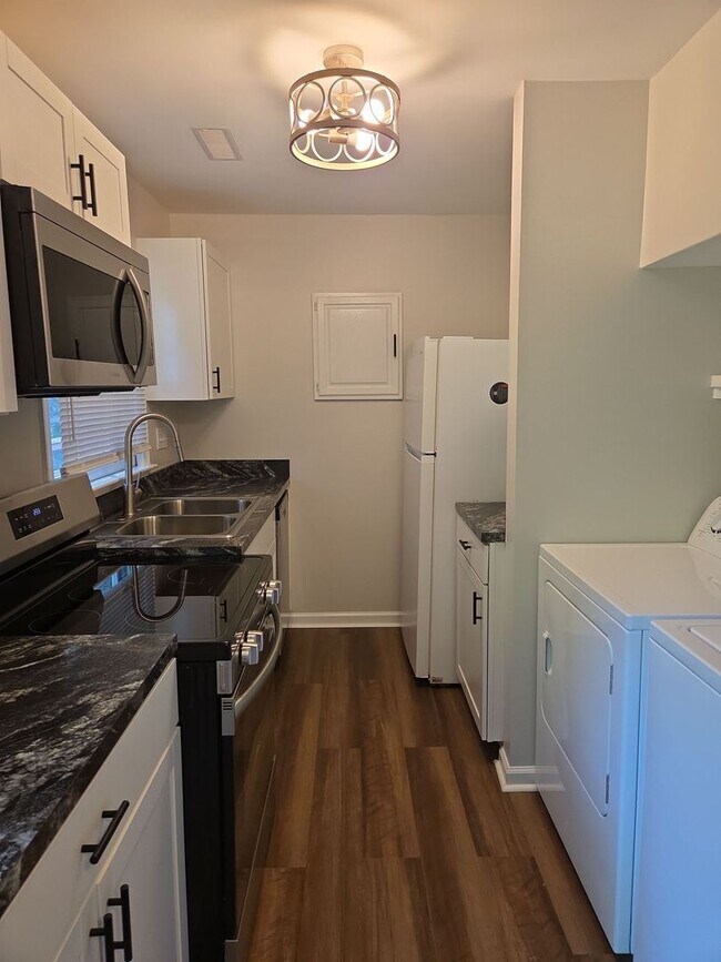 Foto del edificio - 2BD/1.5 BA Townhome - Available July 31st Recently Renovated