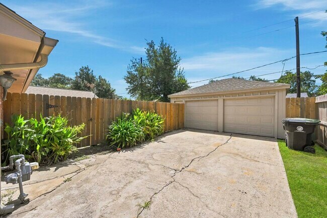 Building Photo - 10503 Shadow Wood Dr