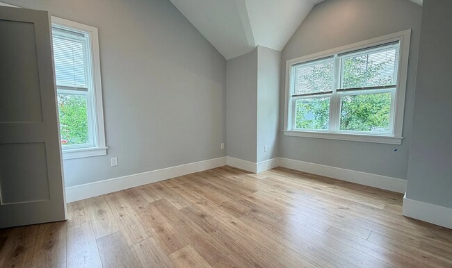 Foto del edificio - Brand New Construction in Perfect Location!  Laundry in Unit, Centralized Heating and A/C!  Pro M...