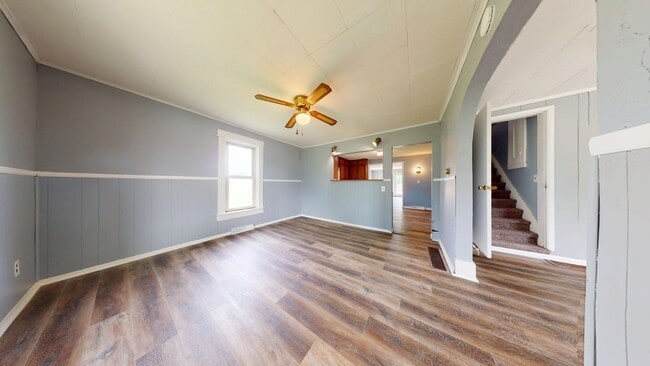 Building Photo - Large farmhouse with garage in Mapleton Schools