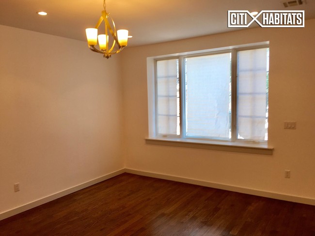 Building Photo - 214 7th St