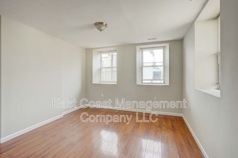 Foto principal - 2860 W Baltimore St