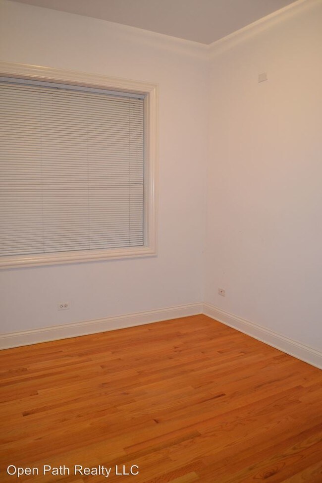 Building Photo - 3838 N Clark St