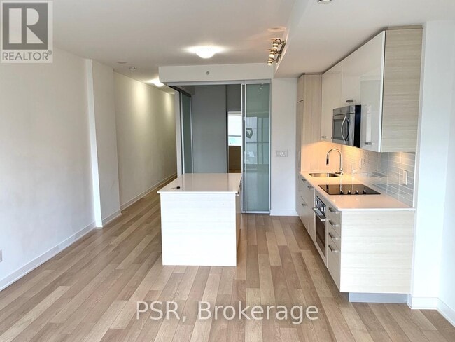 Building Photo - 210 Simcoe St