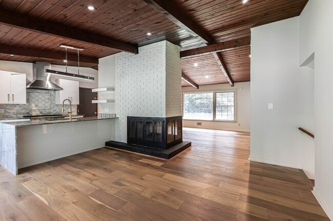 Foto del edificio - 2846 McClave Dr