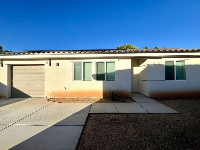 Foto del edificio - AVAILABLE NOW !! 2 Bedroom 1 Bath Home in Cathedral City!!  MOVE IN SPECIAL! HALF OFF ONE MONTH’S...