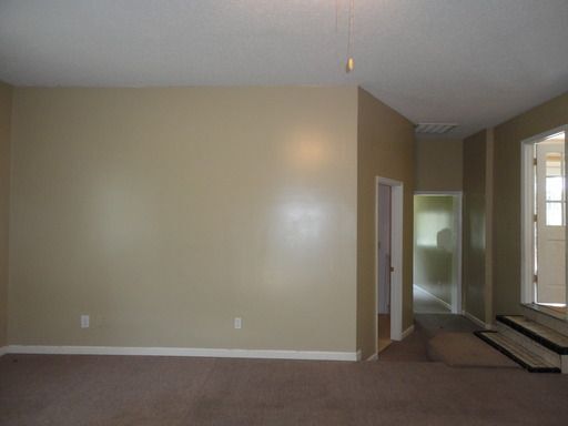 Building Photo - 5 Bedroom 3 Bath Centrally Located