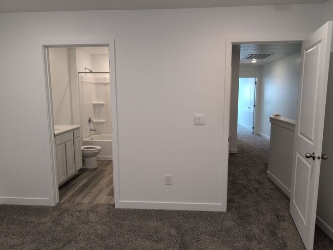 Foto del edificio - NEW 3 Bedroom 2 Bathroom Townhome in Long ...